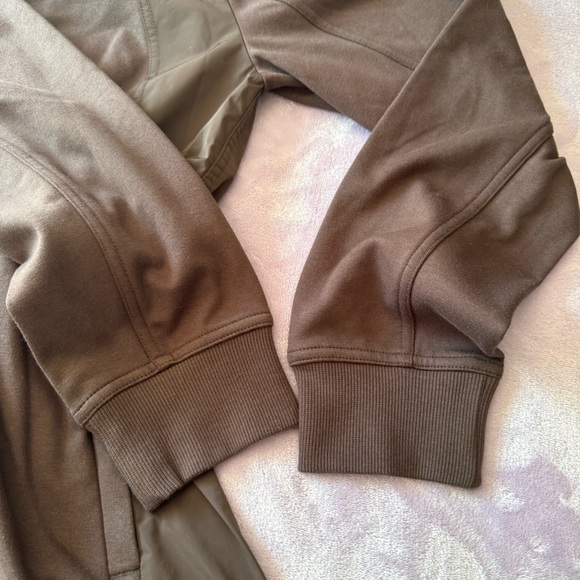 Athleta Triumph Hybrid Jacket in Shale #531094 Size XS - Picture 8 of 14